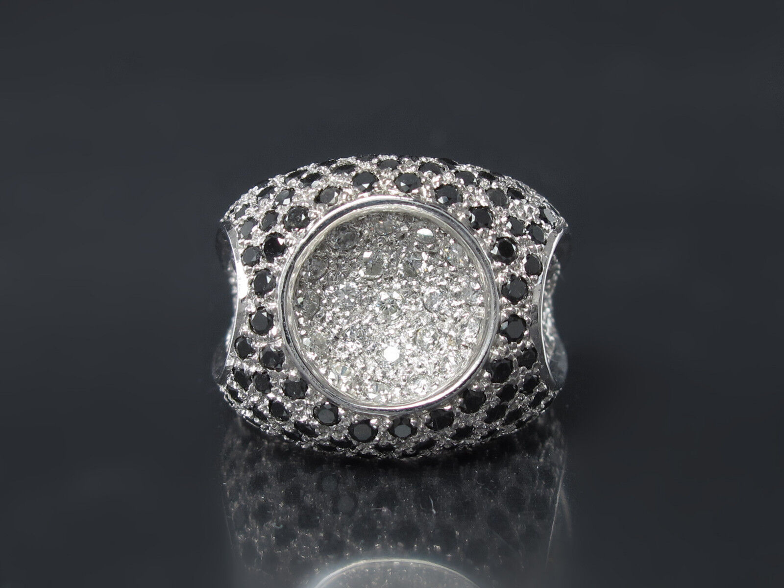Ring 750/18K Weißgold mit weißen & schwarzen Brillanten ges. ca. 1.30 ct 14 g