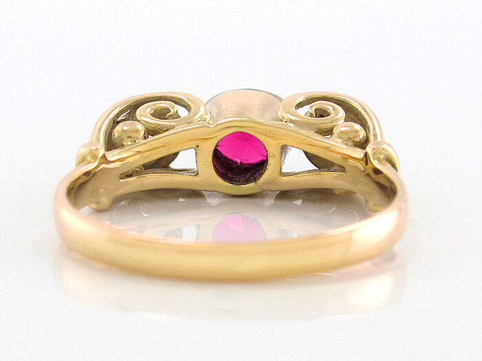SCHÖNER RING - 1 Rubin ca. 0,05 ct + 2 Diamanten - 333 Gelbgold - Gr. 52 - 2,8 g