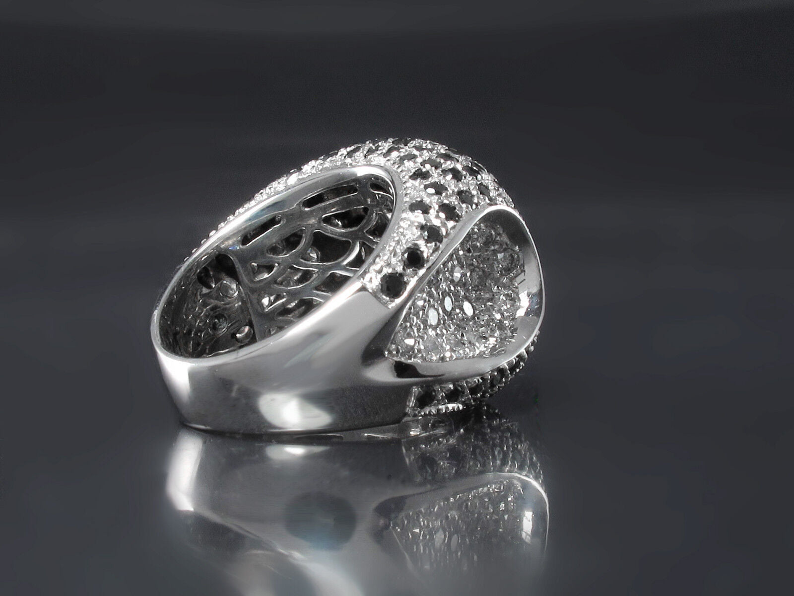 Ring 750/18K Weißgold mit weißen & schwarzen Brillanten ges. ca. 1.30 ct 14 g