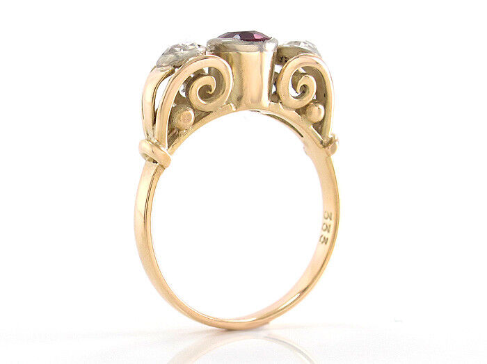 SCHÖNER RING - 1 Rubin ca. 0,05 ct + 2 Diamanten - 333 Gelbgold - Gr. 52 - 2,8 g