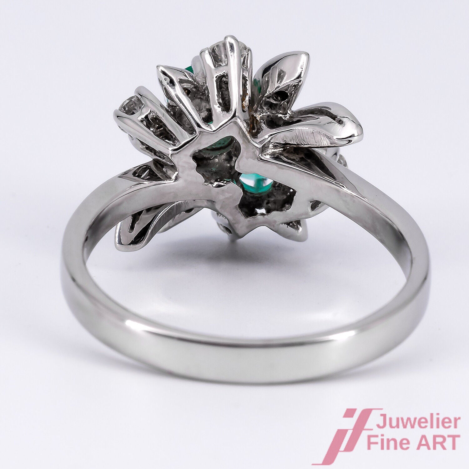 Ring 14K/585 WG - 2 Smaragde zus. ca. 1,0 ct - 10 Brillanten ca. 0,50 ct -
