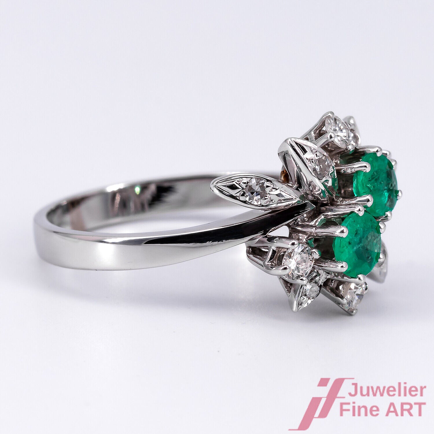 Ring 14K/585 WG - 2 Smaragde zus. ca. 1,0 ct - 10 Brillanten ca. 0,50 ct -