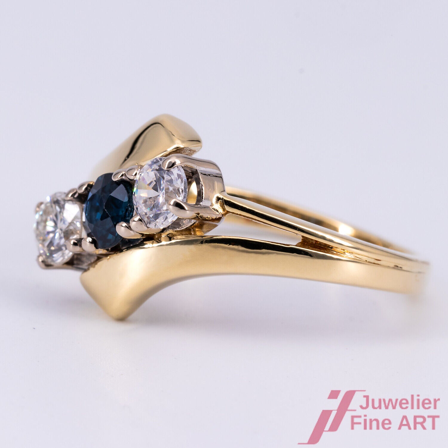 Ring - 14K/585 GG - 1 Saphir - 2 Brillanten ges. ca. 0,60 ct - 5,2 g - Gr. 56