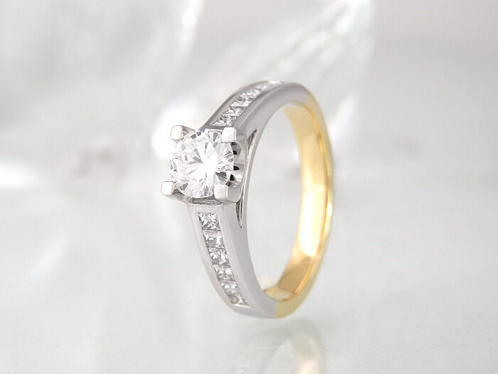 Ring mit 1 Brillant 0,56 ct H/IF und Diamanten 0,50 ct TW-vsi in 18K GG & WG