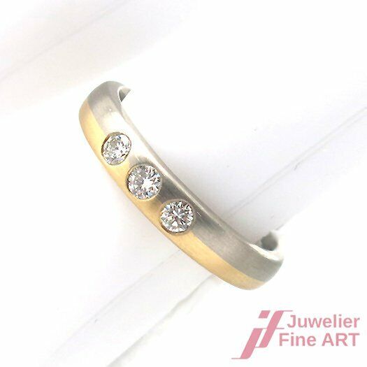 Ring 18K/750 GG/WG - 3 Brillanten zus. ca. 0,21 ct TW/IF - 5,5 g - Gr. 51