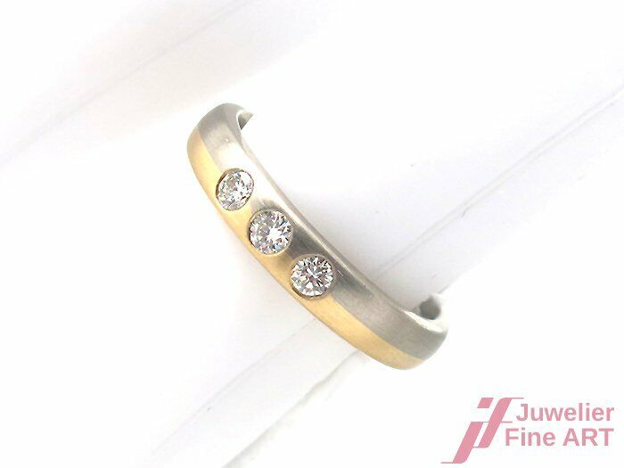 Ring 18K/750 GG/WG - 3 Brillanten zus. ca. 0,21 ct TW/IF - 5,5 g - Gr. 51