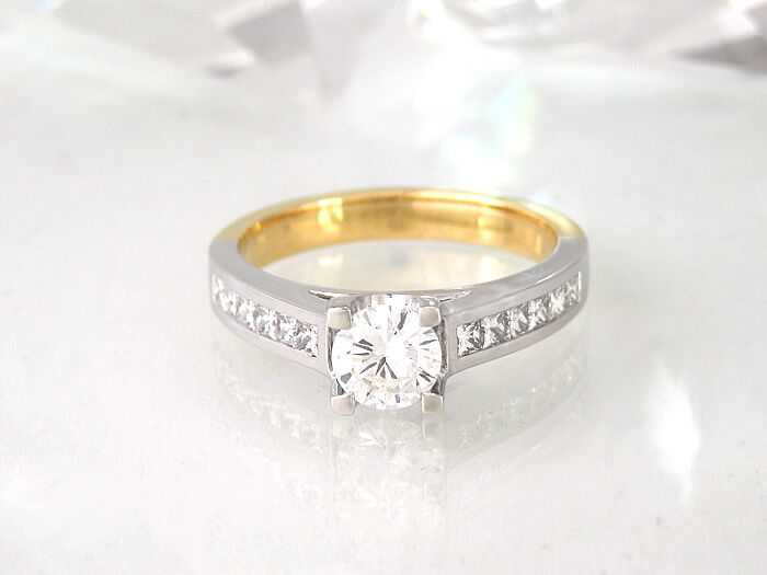 Ring mit 1 Brillant 0,56 ct H/IF und Diamanten 0,50 ct TW-vsi in 18K GG & WG