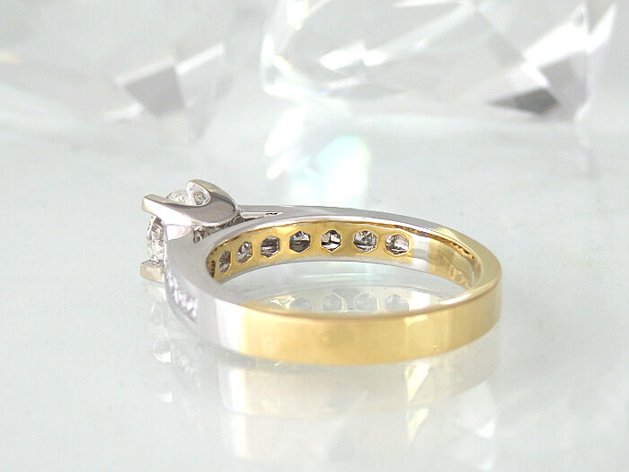 Ring mit 1 Brillant 0,56 ct H/IF und Diamanten 0,50 ct TW-vsi in 18K GG & WG