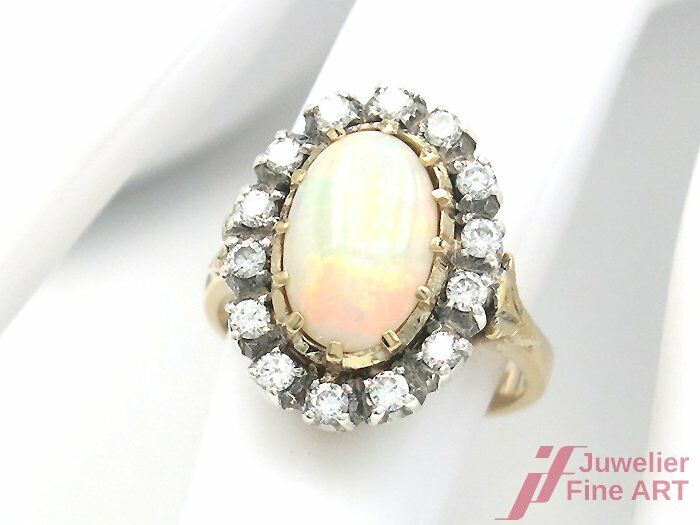 Ring 18K GG/WG - 1 Opal Cab. + 14 Diam. zus. ca. 0,70 ct TW/si - 8,5 g - Gr. 55