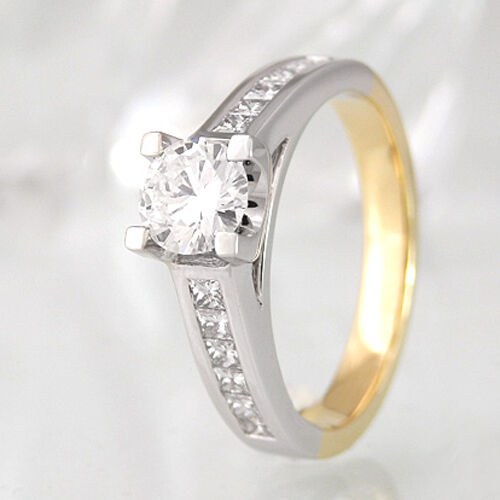 Ring mit 1 Brillant 0,56 ct H/IF und Diamanten 0,50 ct TW-vsi in 18K GG & WG