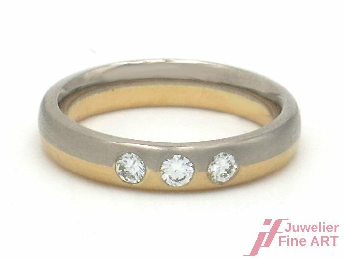 Ring 18K/750 GG/WG - 3 Brillanten zus. ca. 0,21 ct TW/IF - 5,5 g - Gr. 51