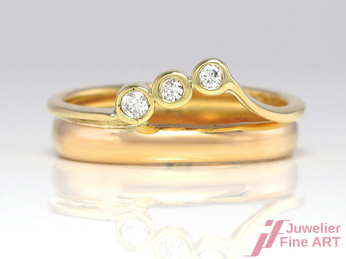 Ring mit 3 Brillanten - ca. 0,06 ct TW/VSI- 14K/585 Gelbgold - 3,6 g - Gr. 54