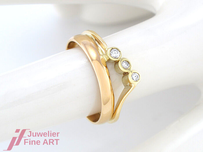 Ring mit 3 Brillanten - ca. 0,06 ct TW/VSI- 14K/585 Gelbgold - 3,6 g - Gr. 54