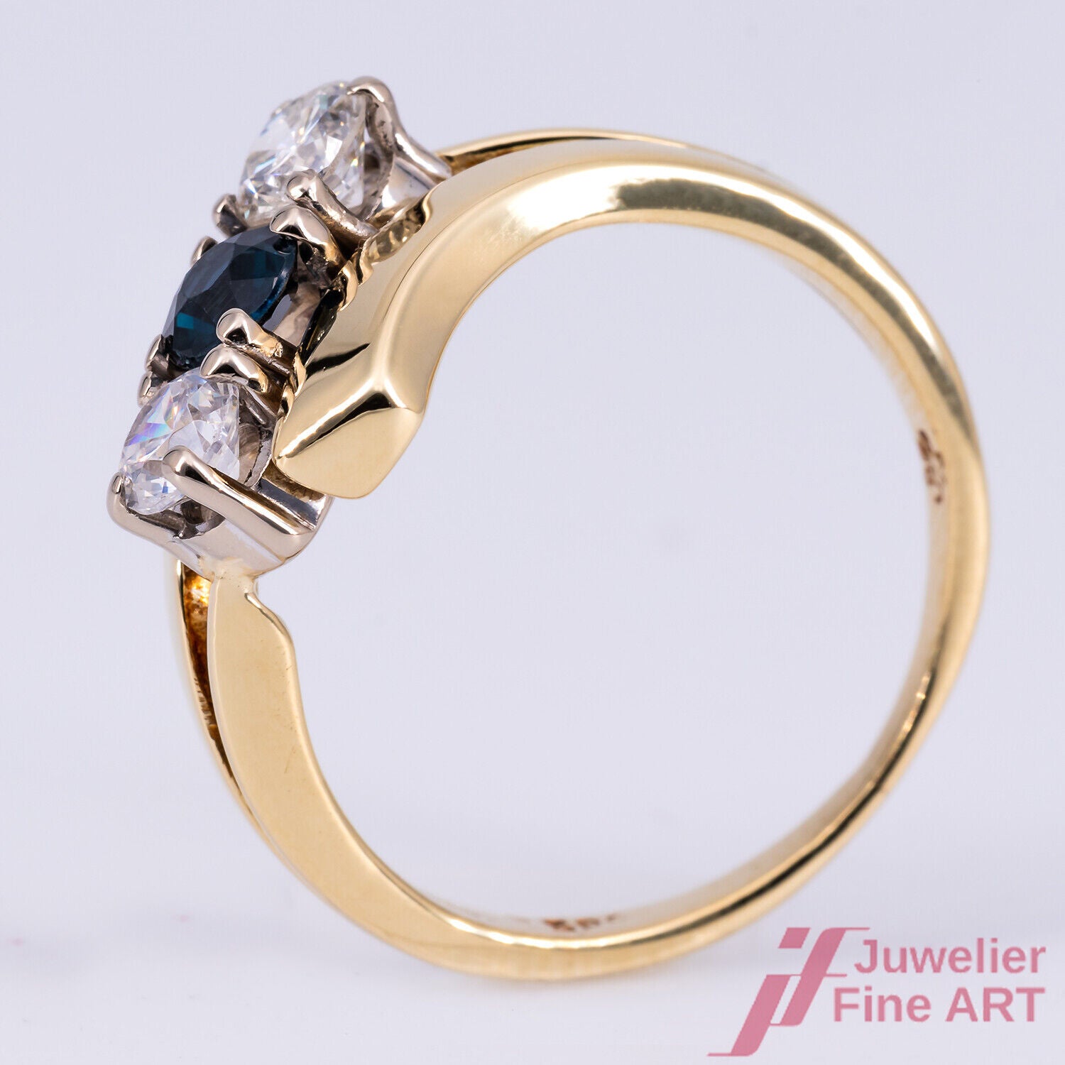 Ring - 14K/585 GG - 1 Saphir - 2 Brillanten ges. ca. 0,60 ct - 5,2 g - Gr. 56